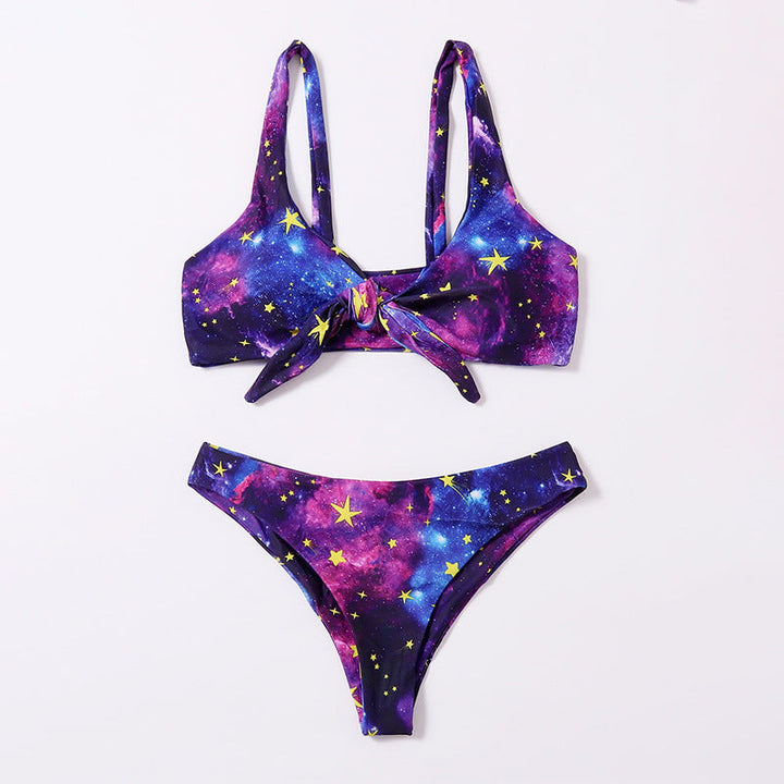Damtriangelbikini med iögonfallande galaxmönster och justerbar knutdetalj, idealisk för semester.