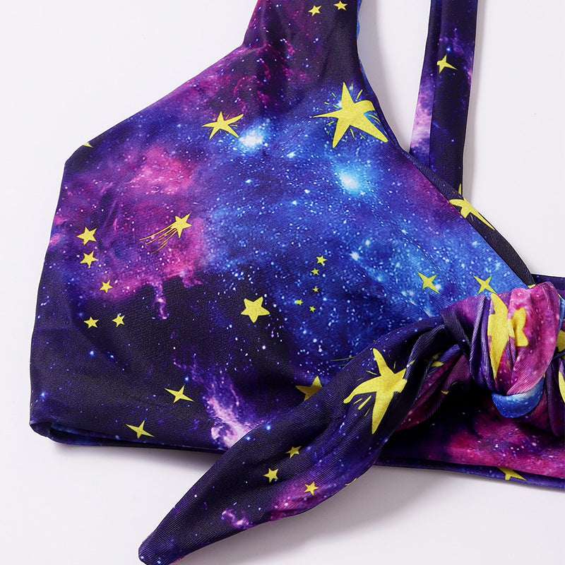 Trendig lila baddräkt för dam: triangelbikini med galaxmönster och knutdetalj, perfekt för strandmode.