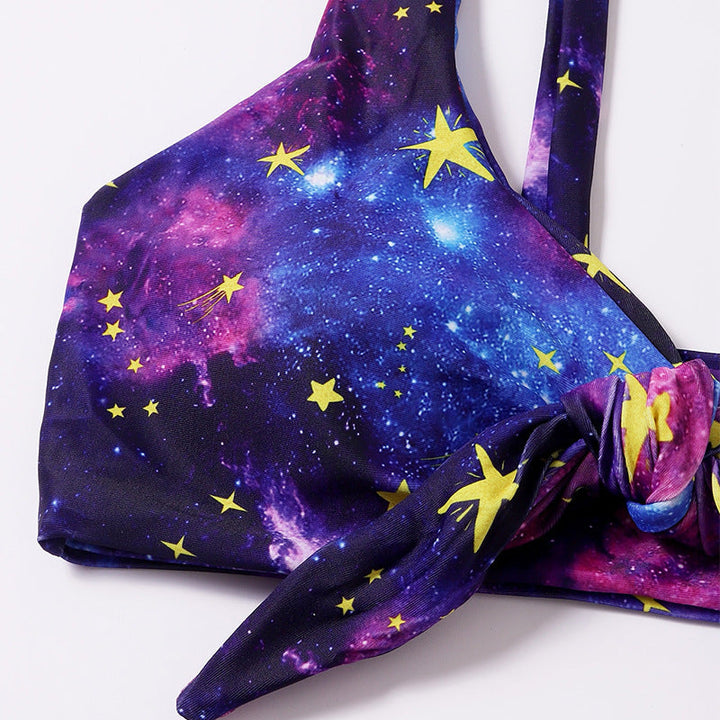 Trendig lila baddräkt för dam: triangelbikini med galaxmönster och knutdetalj, perfekt för strandmode.