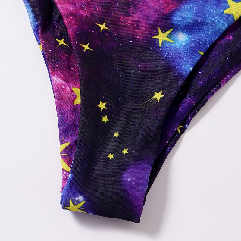 Damernas triangelbikini i lila med stjärnklart galaxmönster och chic knutdetalj, utmärkt som simkläder.