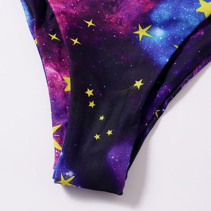 Damernas triangelbikini i lila med stjärnklart galaxmönster och chic knutdetalj, utmärkt som simkläder.