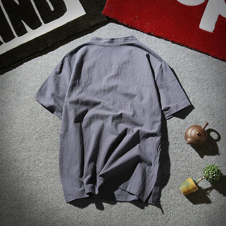"Linne T-shirt för män, marinblå, med knappar framtill, avslappnad passform. Perfekt för sommaren, stilren och bekväm."