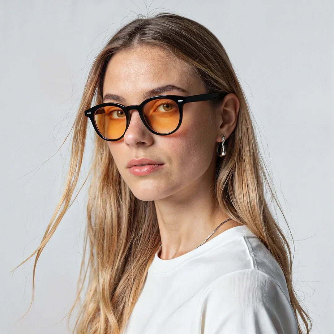 Manon unisex solglasögon i klassisk modell framifrån mot neutral bakgrund