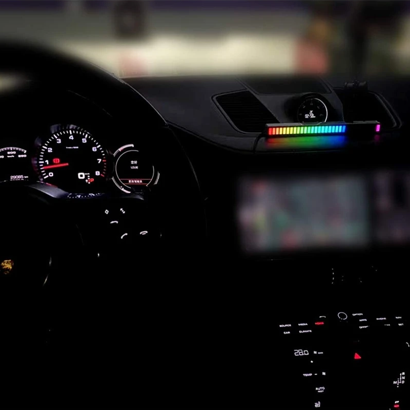 "Ljudkontrollerat RGB LED-ljus, elegant design, 32 färger, musiksynkronisering, för skrivbord eller sängbord."