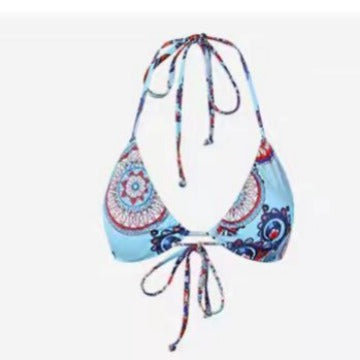 Snygg triangelbikini för dam med unikt mandalamönster. Justerbara band för perfekt passform. Strandmode.
