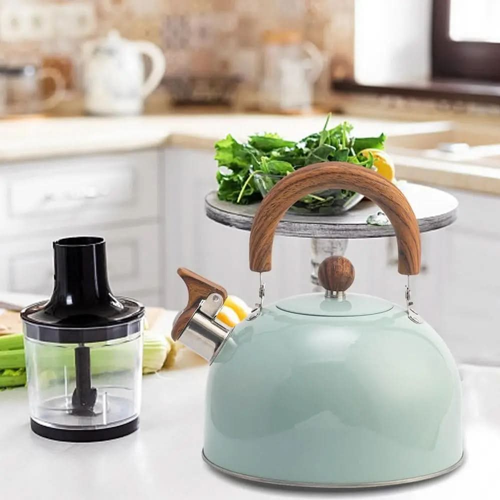 Vit, modern 3L vattenkokare med pip för spishällen. Elegant köksutrustning för husgeråd.