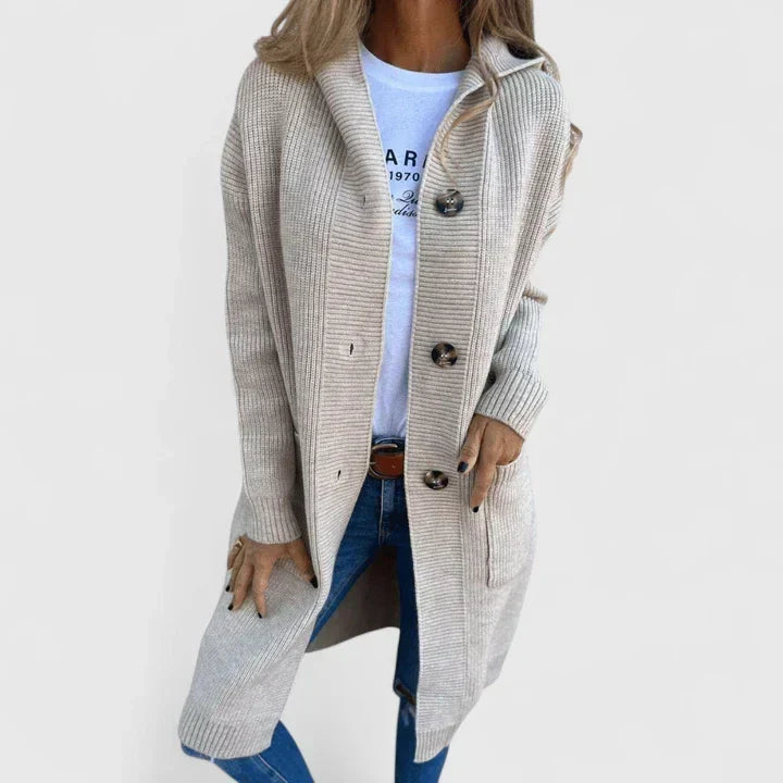 Beige dam cardigan med huva och knappar visad framifrån