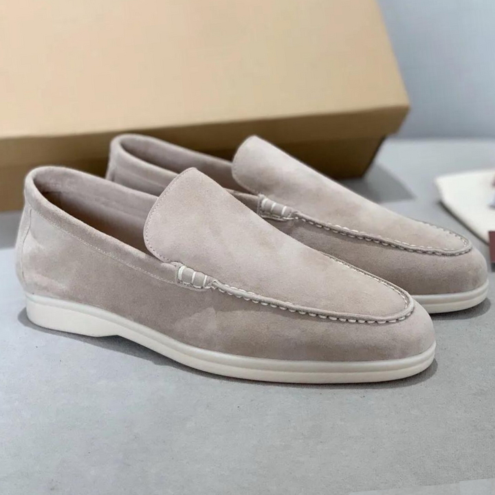 Ljusgrå eleganta loafers i mocka med vit sula