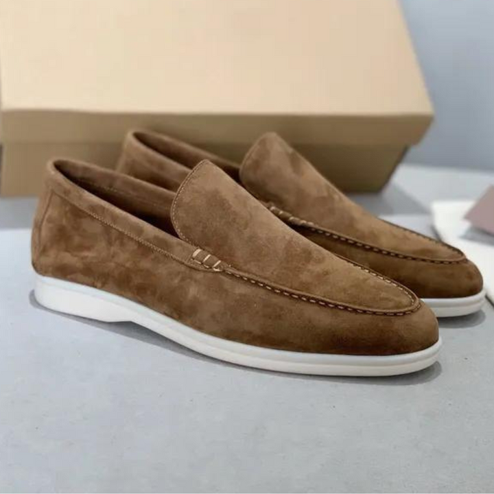 Närbild på mockans struktur på herrloafers