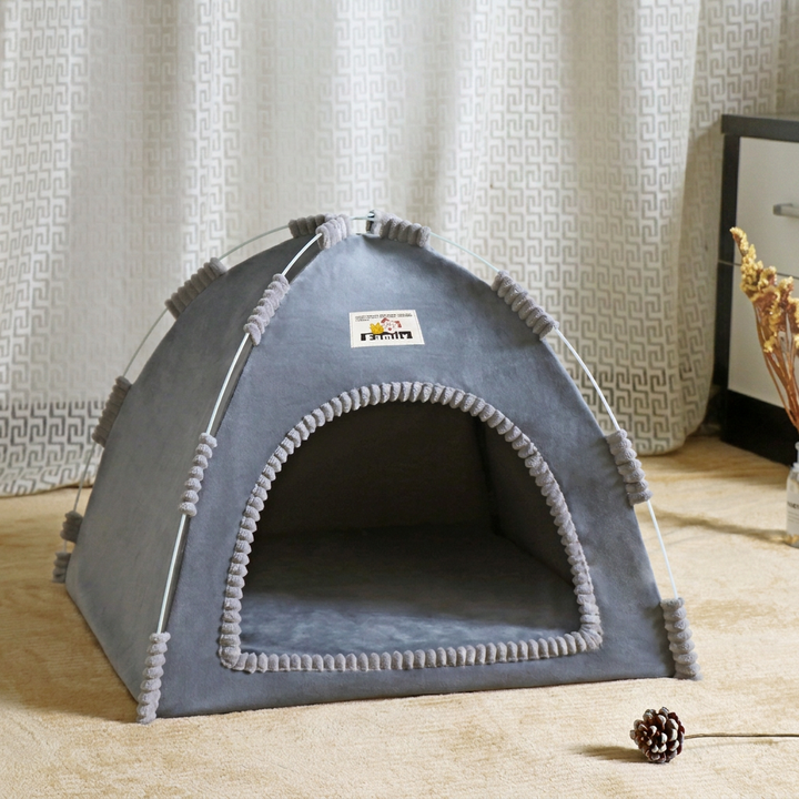 Grått kattält med mysig design uppställt inomhus