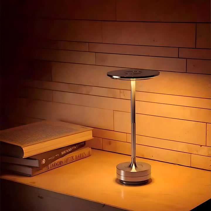 Elegant trådlös LED-bordslampa LumaLight, perfekt för inomhus & utomhusbruk. Uppladdningsbar & dimbar.