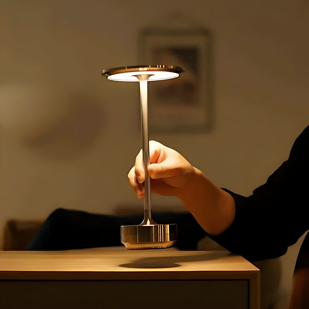 Modern aluminium LumaLight bordslampa med touchkontroll & 3 ljuslägen. Idealisk för stämningsbelysning.