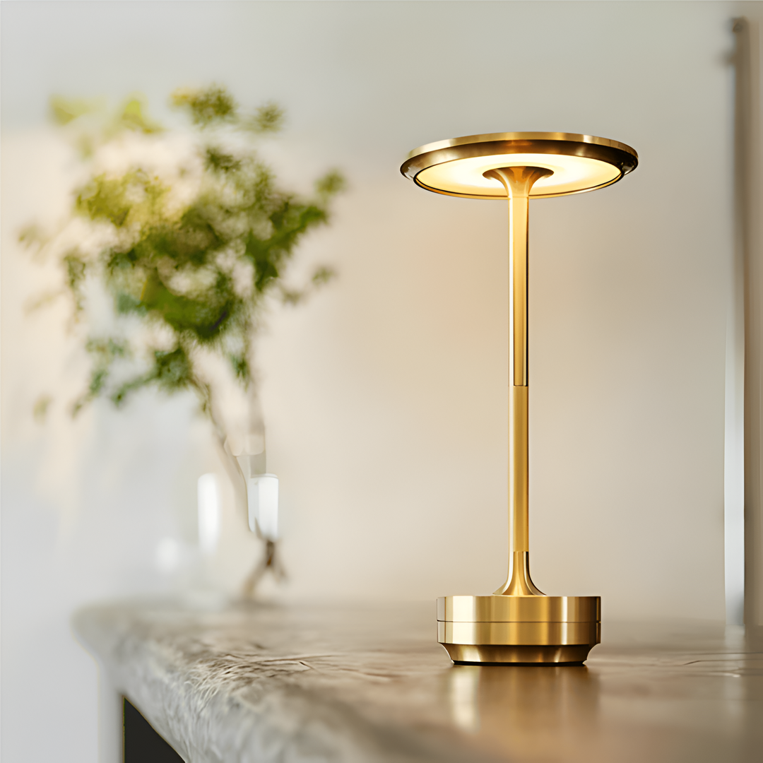 Mångsidig LumaLight bordslampa, trådlös & uppladdningsbar. Skapar mysig stämning inomhus som utomhus.