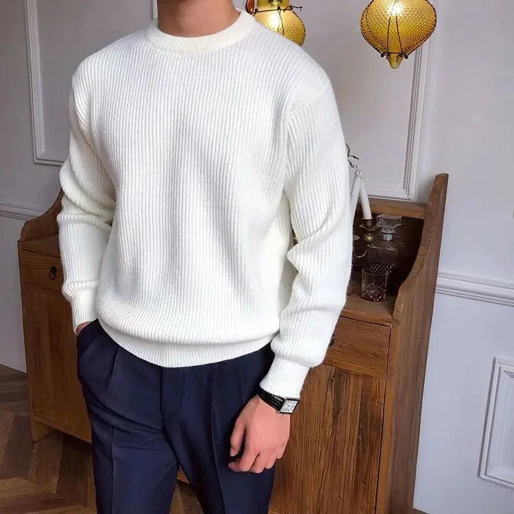 Mörk herrtröja i pullover-design som passar bra för lager på lager
