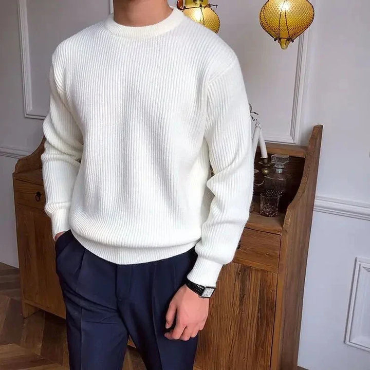 Mörk herrtröja i pullover-design som passar bra för lager på lager