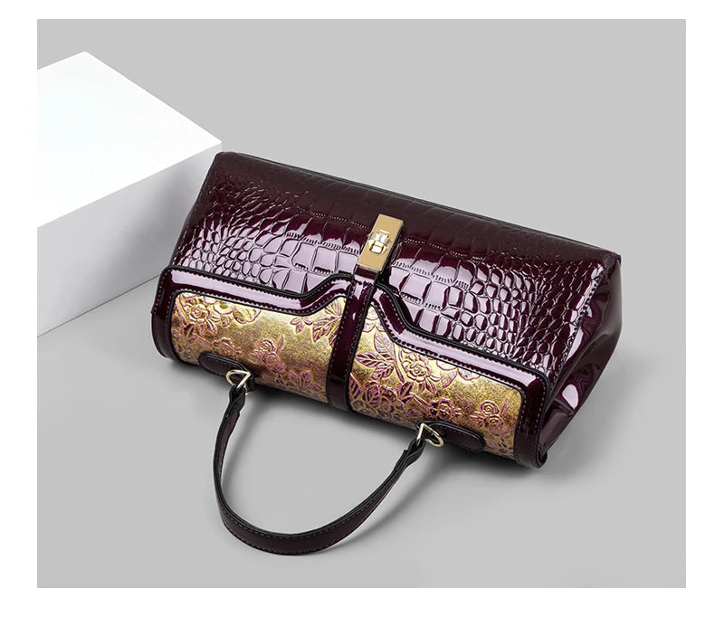 Rymlig svart damväska, perfekt som lyxig toteväska för jobb eller vardag. Elegant modeaccessoar.