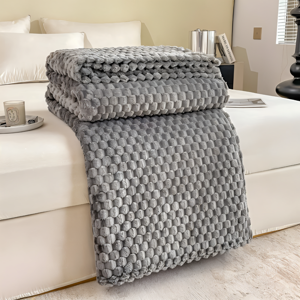 Mjuk årstidsfilt i plyschfleece. Bekväm och värmande hemtextil, perfekt för soffan eller sängen.