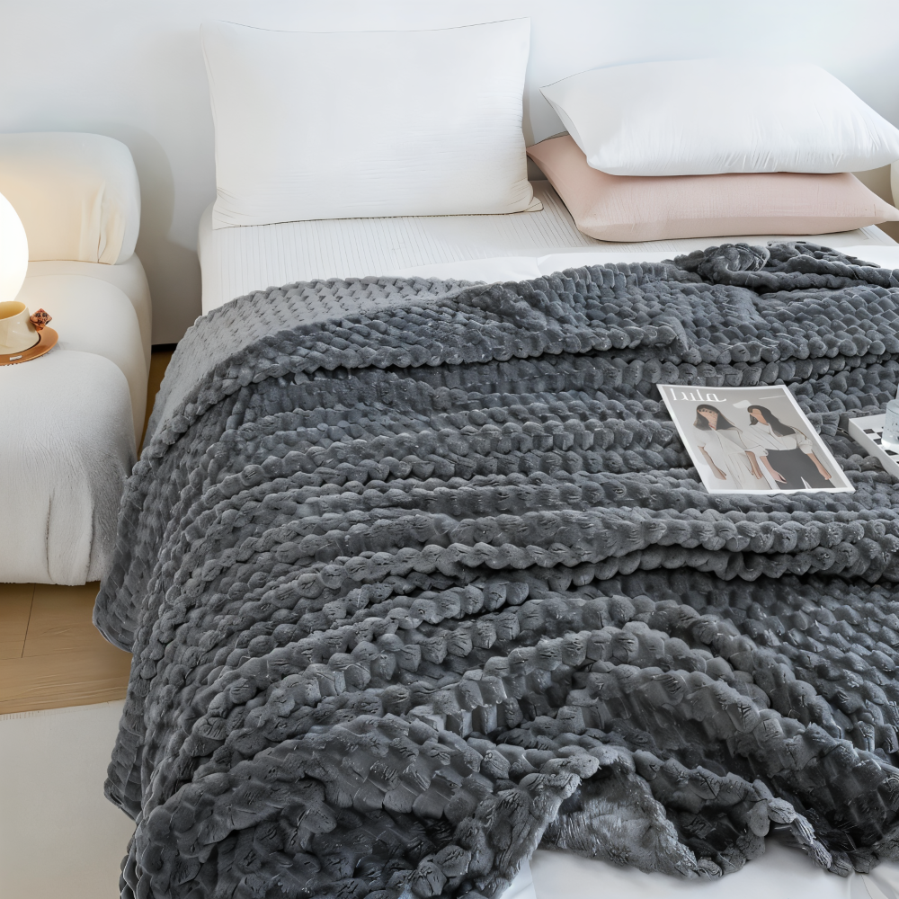 Mysig plyschfilt med geometriskt mönster. Mjuk fleecefilt för vardagsrum eller säng. Ultimativ komfort.