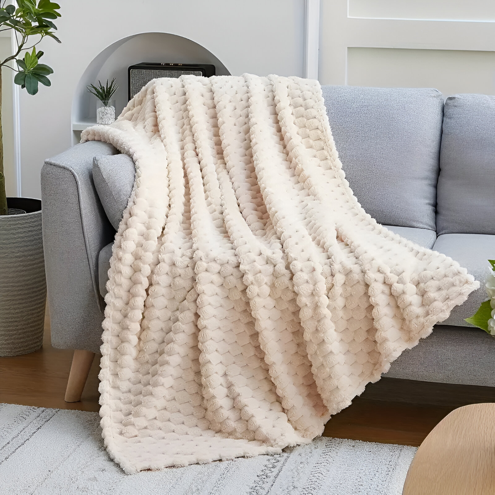 Hållbar årstidsfilt i mjuk plyschfleece. Geometrisk design, perfekt för sängen eller soffan.