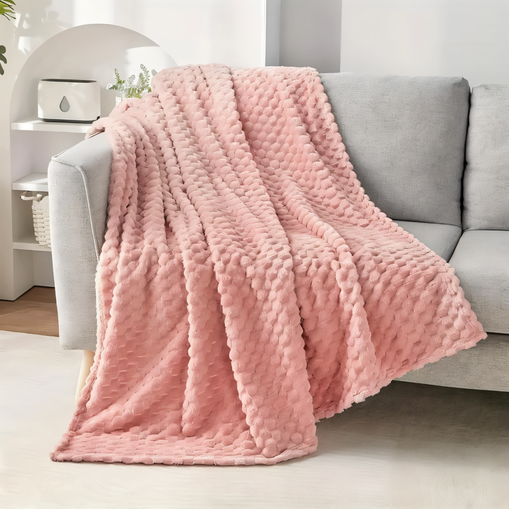 Lyxig sofffilt i mjuk fleece och plysch. Bekväm hemtextil som förgyller vardagsrummet. Värmande.