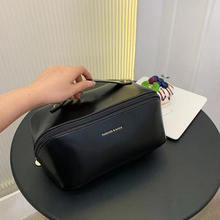 Mångsidig skönhetsväska för damer, perfekt för både hemmabruk och resor med elegant och praktisk förvaring.
