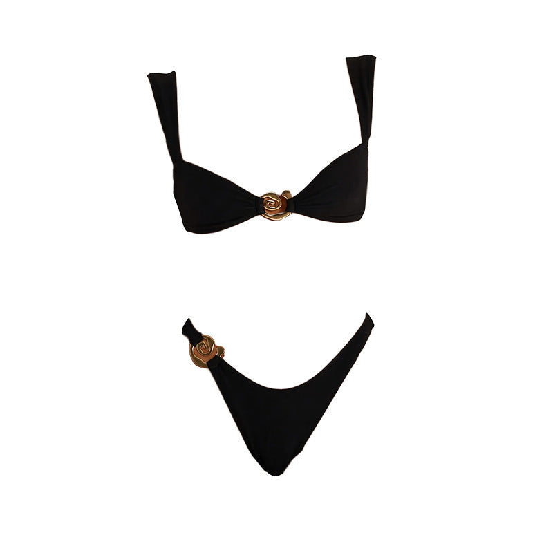 Bikinibh med gulddetaljer och justerbara band, svart lyxig design som passar chic strandmode.