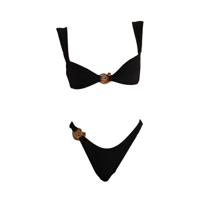 Bikinibh med gulddetaljer och justerbara band, svart lyxig design som passar chic strandmode.