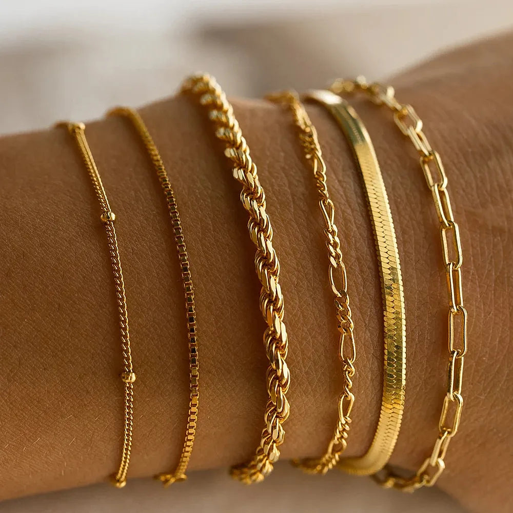 Lyxigt 6-delars armbandset för kvinnor. Eleganta smycken i silver eller guld, en stilfull accessoar.
