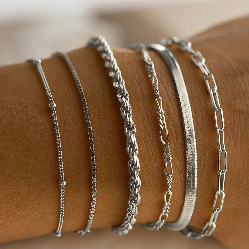 Detaljrikt armbandset med 6 delar för kvinnor. Guld- eller silverarmband för tidlös elegans och som present.