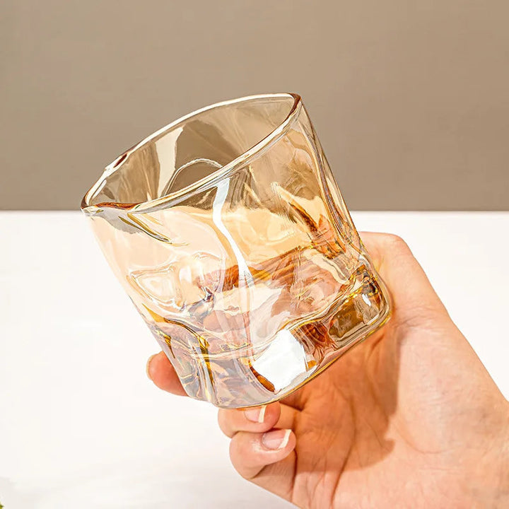 Vackert handgjort whiskyglas set med unik vriden form. Elegant dryckesglas för heminredning & njutning.
