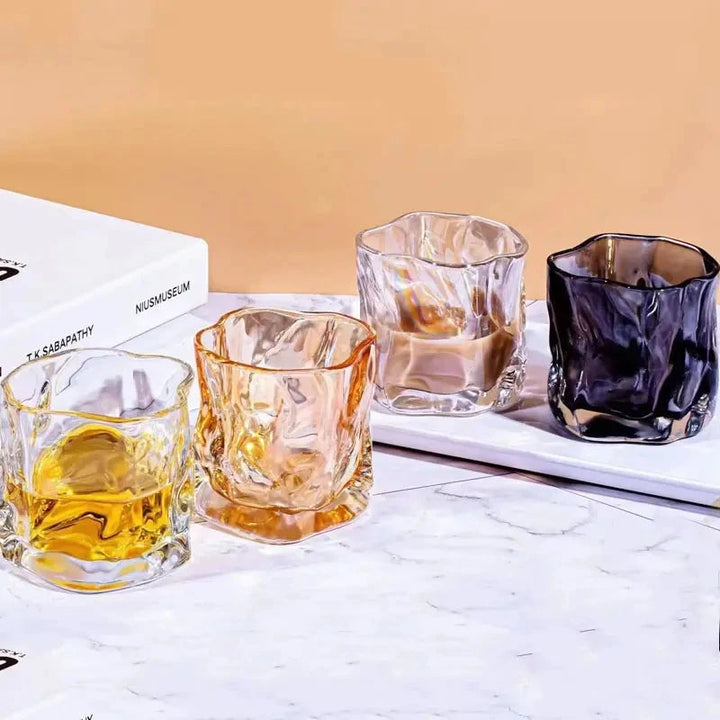 Stilrent cocktailglas set med vriden design, handgjorda. Lyxiga dryckesglas som förhöjer upplevelsen.