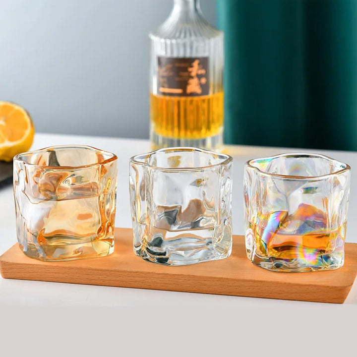 Komplett set eleganta whiskyglas, handgjorda med vriden form. Perfekt för lyxig dryckesnjutning.