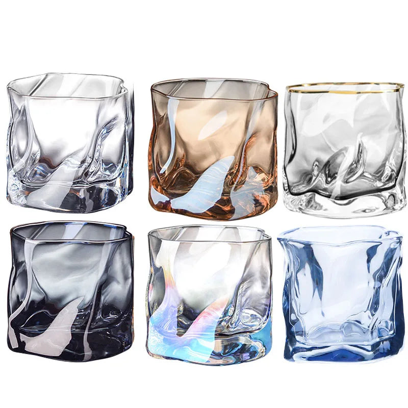 Elegant whiskyglas set för avkopplande njutning, handgjorda vridna glas. Förhöjer kvällens dryck.
