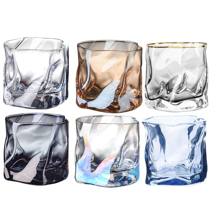 Elegant whiskyglas set för avkopplande njutning, handgjorda vridna glas. Förhöjer kvällens dryck.