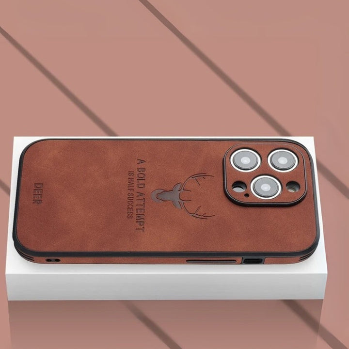 Elegant iPhone-skal i mocka. Lyxigt mobilskydd med kameralinsskydd för optimal säkerhet.