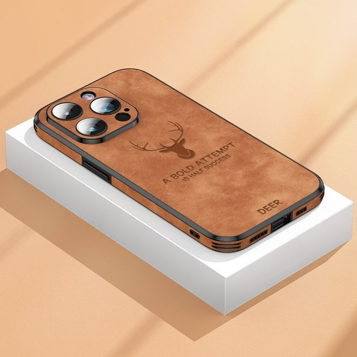 Stötsäkert premiumskal i mocka för iPhone 13. Stilrent med integrerat kameralinsskydd.