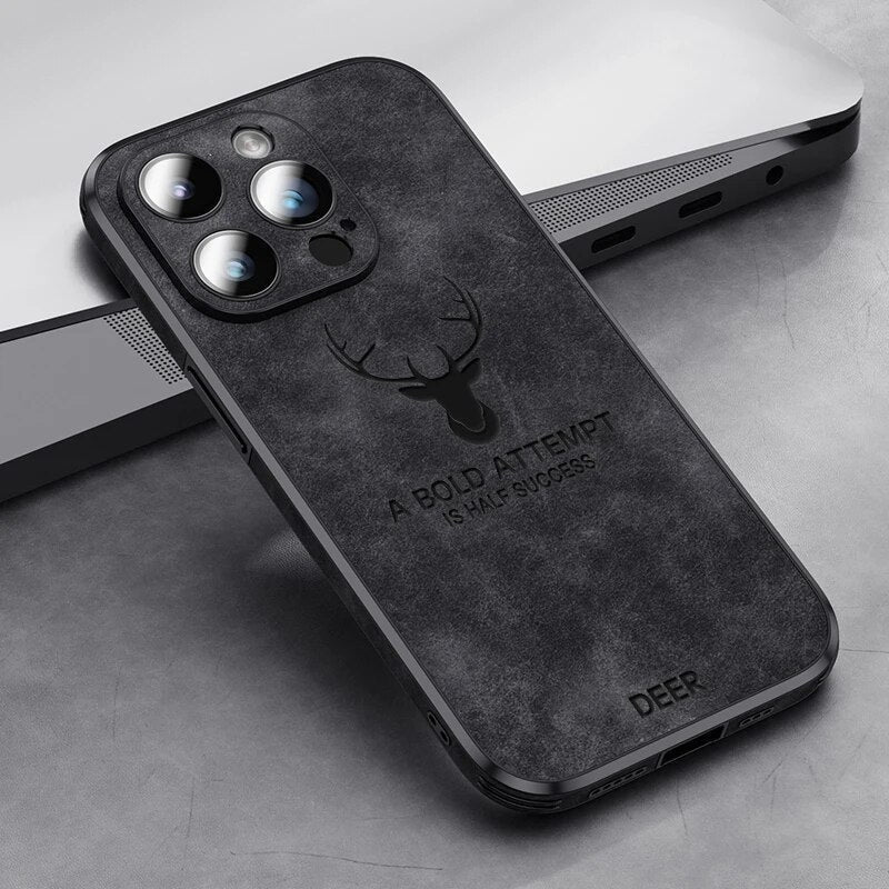 Skyddande mockaskal med kameralinsskydd. Elegant och stilrent för iPhone-modeller.