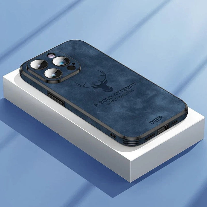 Skyddande iPhone 15-skal i mocka med kameralinsskydd. Elegant och stötsäkert premiumskydd.