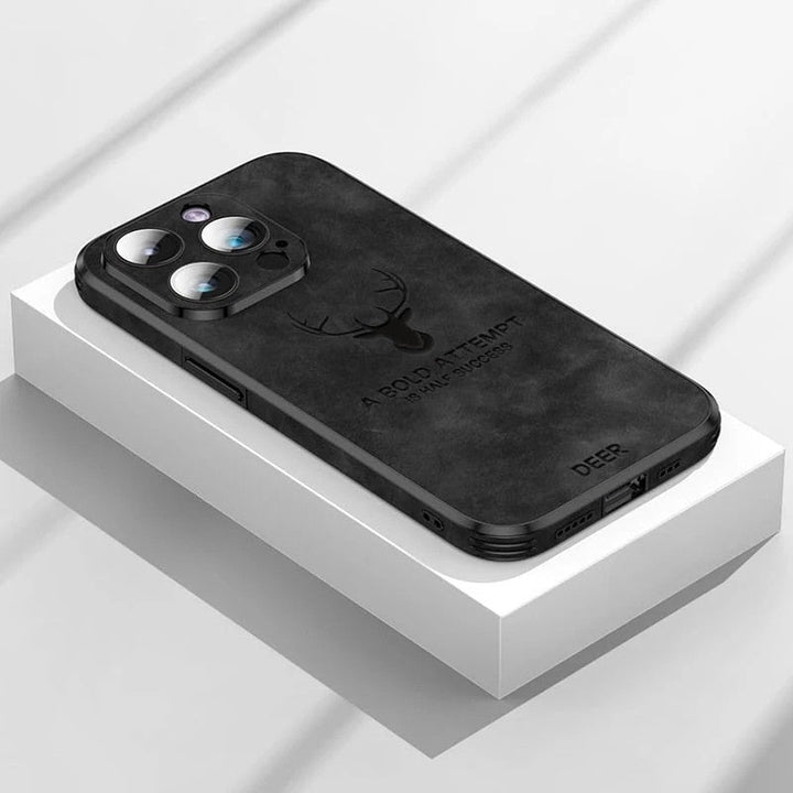 Elegant iPhone 14-skal i lyxig mocka. Stilrent mobilskydd med integrerat kameralinsskydd.
