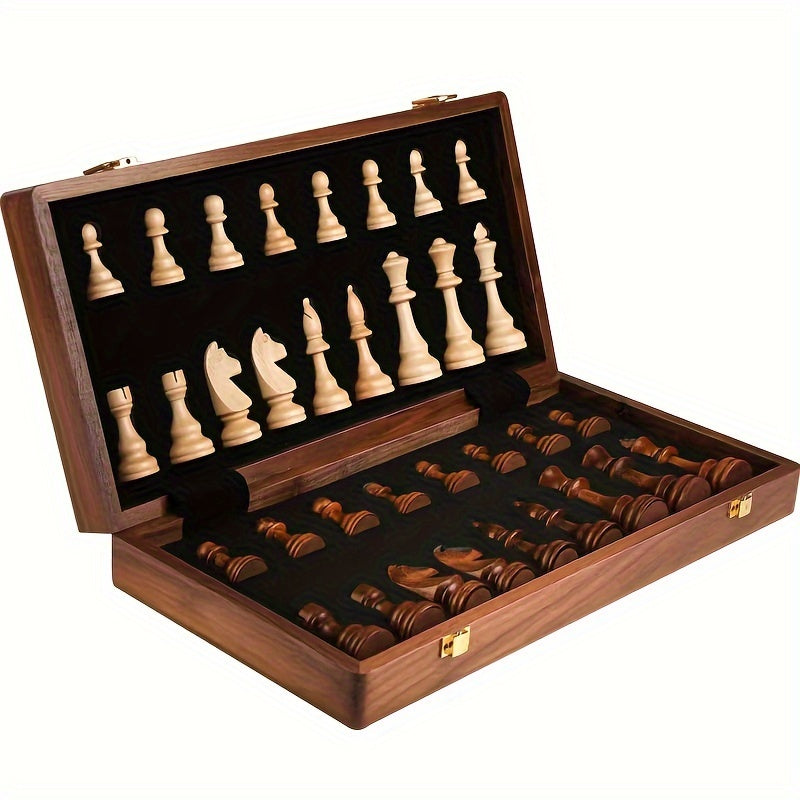 Elegant träschack med detaljerade pjäser. Hög kvalitet och klassisk design för en lyxig spelupplevelse.