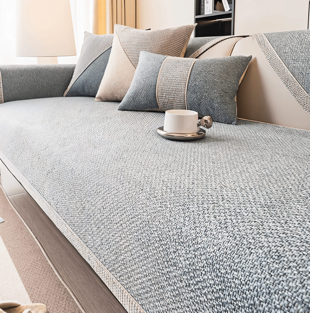 Sofföverdrag med struktur som ger komfort och skydd. Högkvalitativt textil för vardagsrumsinredning.