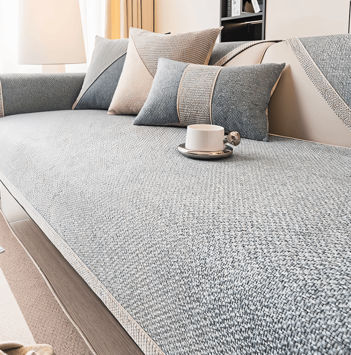 Sofföverdrag med struktur som ger komfort och skydd. Högkvalitativt textil för vardagsrumsinredning.