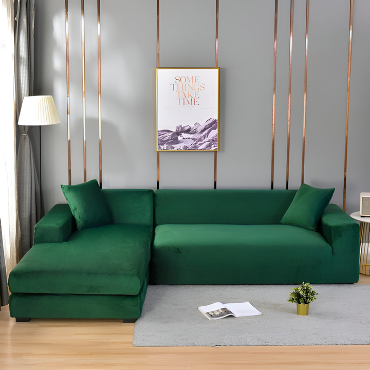 Lyxigt beige stretchöverdrag för soffa, ger en mysig känsla och ett robust skydd.