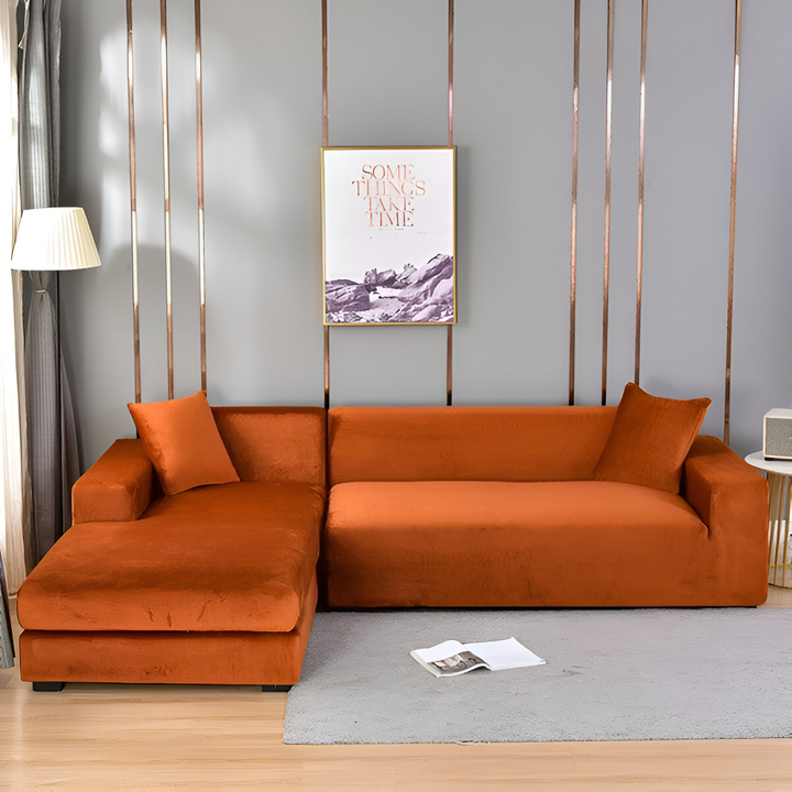 Beige lyxigt sofföverdrag i stretch, mjukt och bekvämt, perfekt skydd för soffan i vardagsrummet.