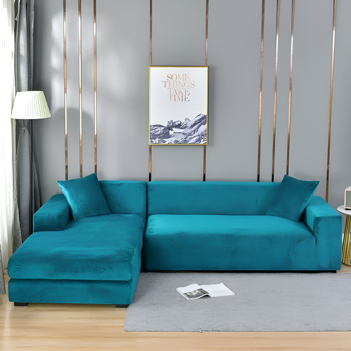 Svart elastiskt soffskydd i stretch, ger en elegant touch och skyddar möbeln effektivt.