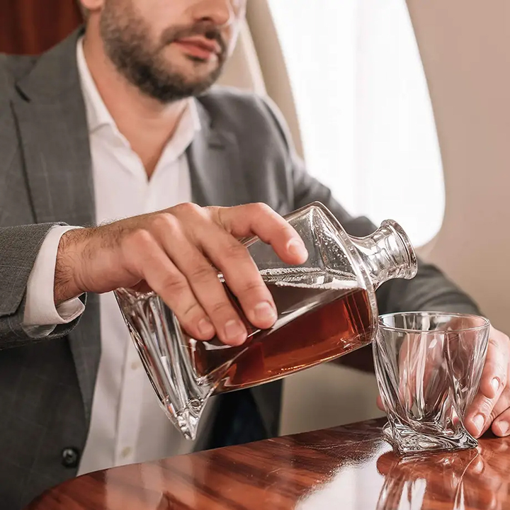 Elegant whisky-set med kristallglas & kylstenar. Exklusiv present för whiskyälskare och lyxig heminredning.