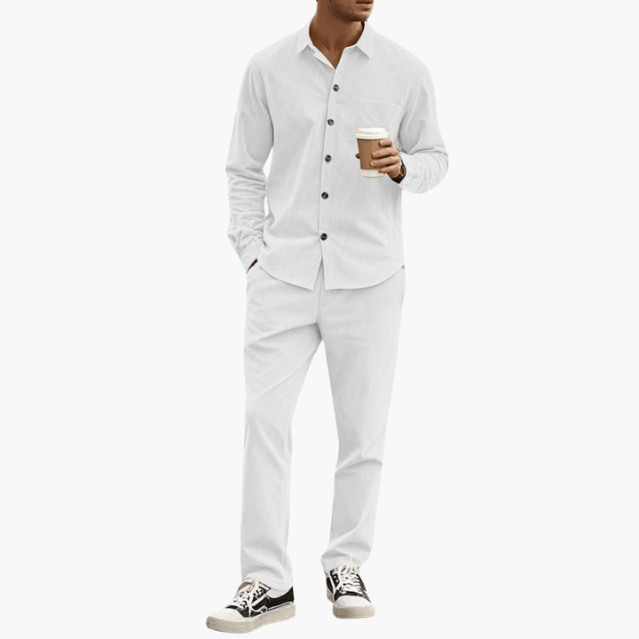 Stilrent herrset med rak passform, knäppt skjorta och bekväma byxor för en modern vardags- eller formell look.