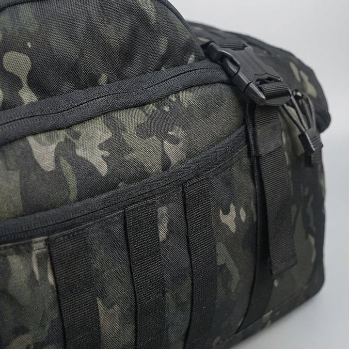Praktisk axelväska med MOLLE-system för smidig packning och enkel tillgång under resan.