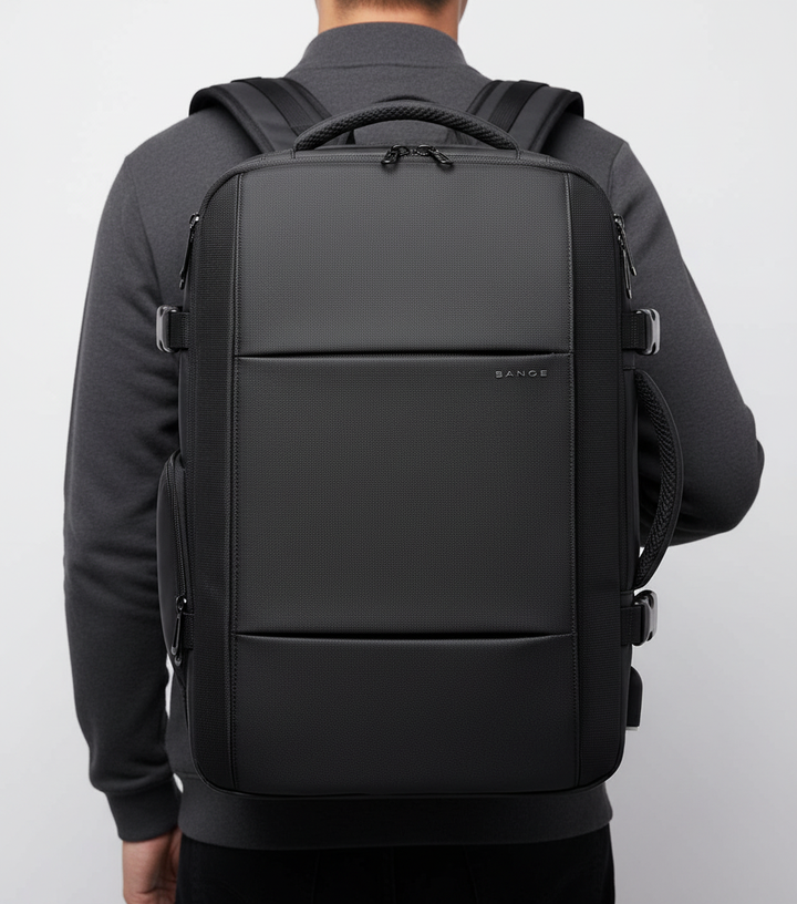 Unisex MultiUse ryggsäck buren av en person, visar ergonomi och stil för både män och kvinnor.