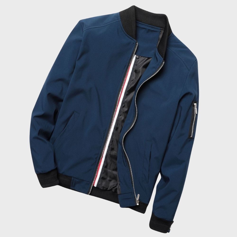 Modern herr bomberjacka, perfekt som vårjacka. Mångsidigt ytterplagg för en casual look.